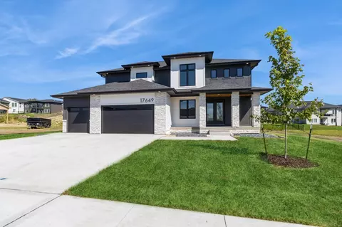 17649 Hammontree Dr, Clive, IA 50325