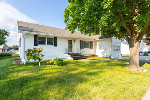2102 State St, Granger, IA 50109