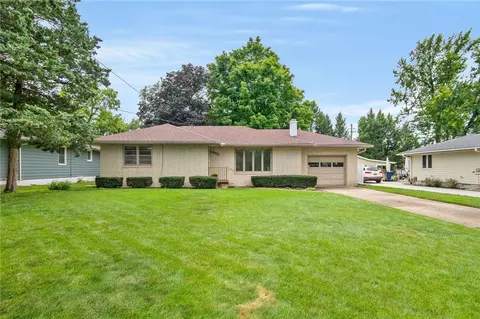 7406 Madison Ave, Urbandale, IA 50322