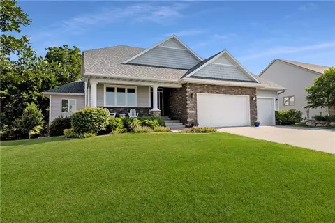 16805 Tanglewood Dr, Clive, IA 50325