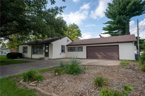 1113 W Howard St, Knoxville, IA 50138