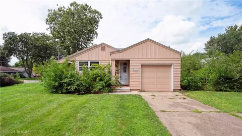 2320 Reynolds Ln, Des Moines, IA 50317