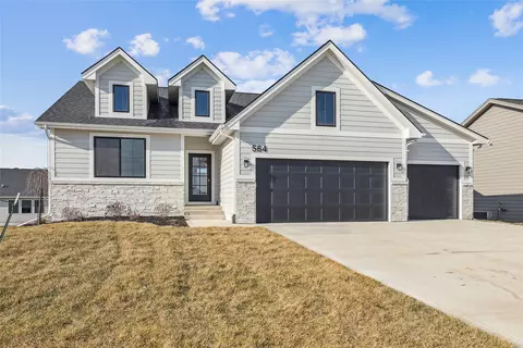 564 Bella St, West Des Moines, IA 50266