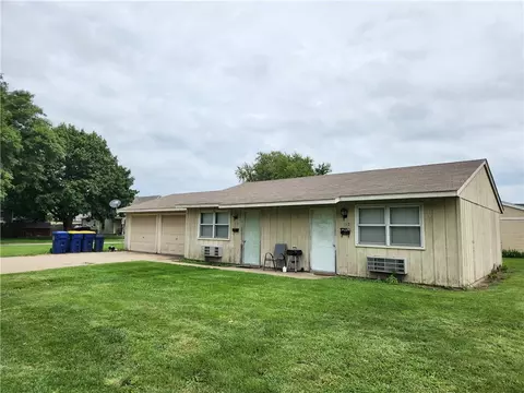 112114 W 1st St, Pella, IA 50219