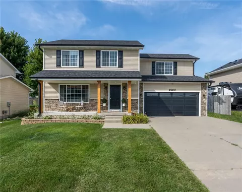 2507 E Luster Ln, Des Moines, IA 50320