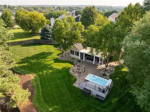 14162 Lake Pointe Dr, Clive, IA 50325
