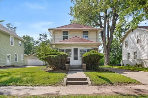 914 40th Pl, Des Moines, IA 50312