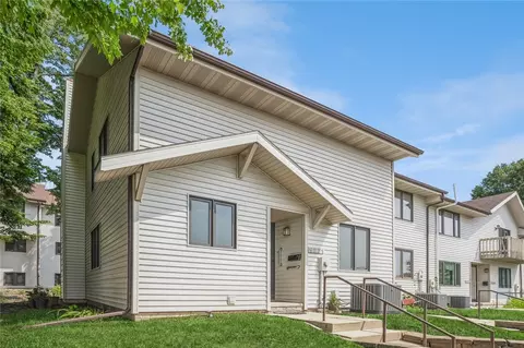 9221 Sandler Dr #6, Urbandale, IA 50322