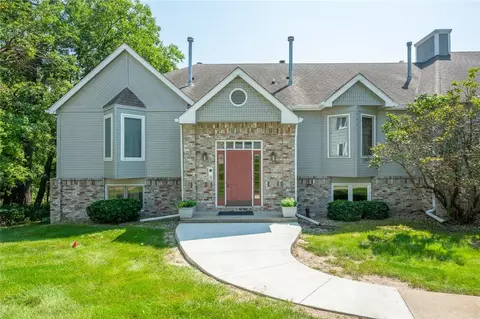 8120 Dellwood Dr, Urbandale, IA 50322