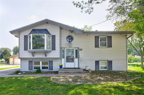 4233 69th St, Urbandale, IA 50322