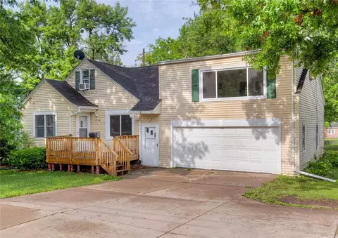 1244 70th St, Windsor Heights, IA 50324