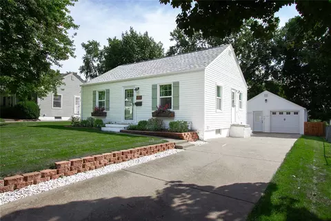 629 11th St, West Des Moines, IA 50265
