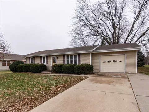 712 SW 2nd St, Stuart, IA 50250