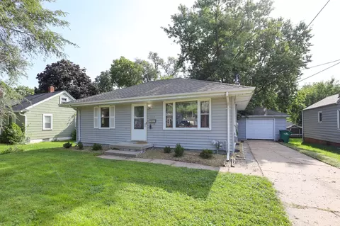3913 68th St, Urbandale, IA 50322