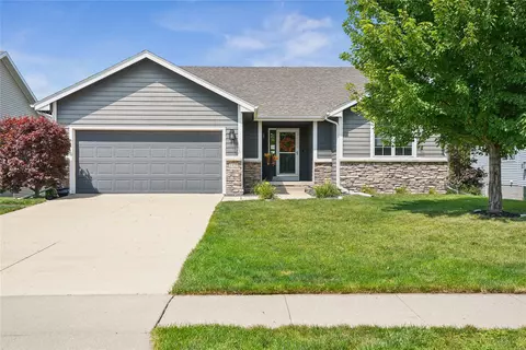 1410 93rd St, West Des Moines, IA 50266