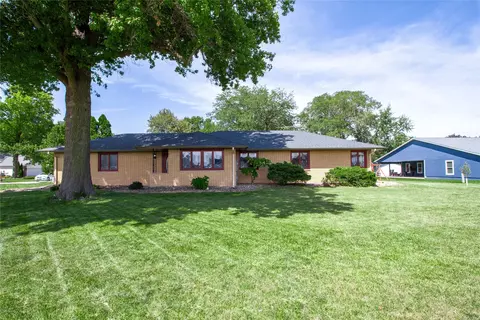 124 E 8th St, Pella, IA 50219