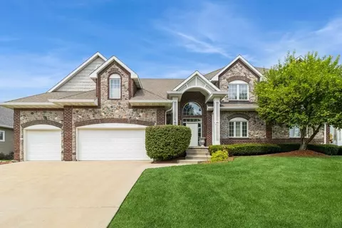1113 Glen Oaks Dr, West Des Moines, IA 50266