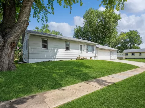 802 N 9th Ave E, Newton, IA 50208