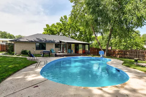 1319 NW 93rd Ct, Clive, IA 50325