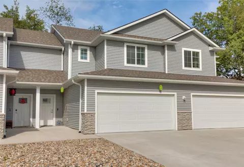 280 Amberwood Dr, Pleasant Hill, IA 50327