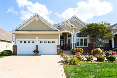 770 Burr Oaks Dr, West Des Moines, IA 50266