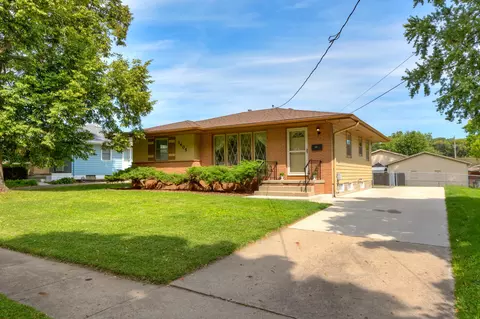 3405 Crestmoor Pl, Des Moines, IA 50310