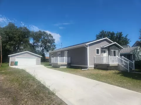 207 5th St NW, Mitchellville, IA 50169