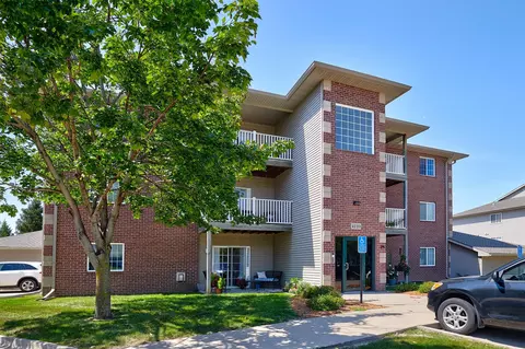 4110 100th St #1, Urbandale, IA 50322