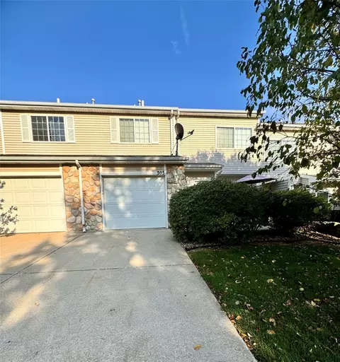 3799 Village Run Dr #303, Des Moines, IA 50317