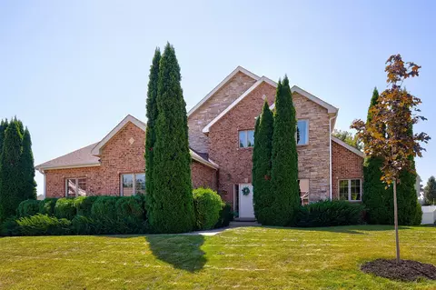 9424 Woodland Dr, Johnston, IA 50131