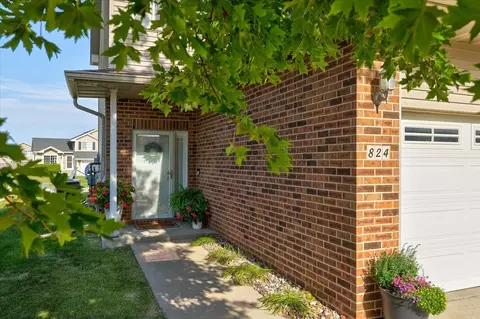 824 SE Crossings Ln, Grimes, IA 50111