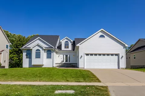 6775 Dakota Dr, West Des Moines, IA 50266