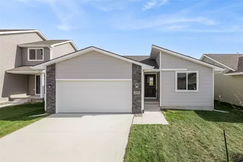 208 S Valley View Dr, Norwalk, IA 50211