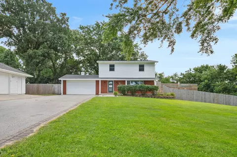 1867 Clover Hills Dr, Des Moines, IA 50320