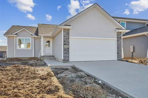 922 Knoll Dr, Norwalk, IA 50211