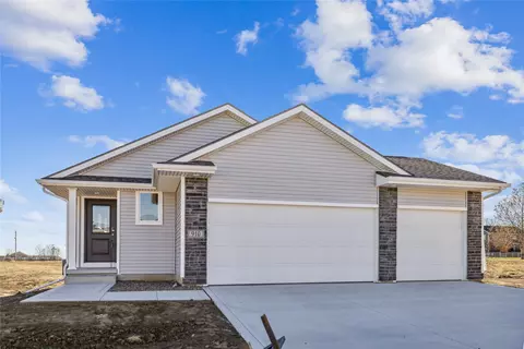 910 Willow Valley Dr, Norwalk, IA 50211