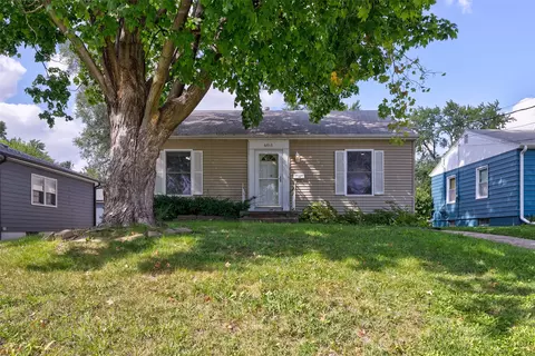 6013 Crown Ln, Des Moines, IA 50311