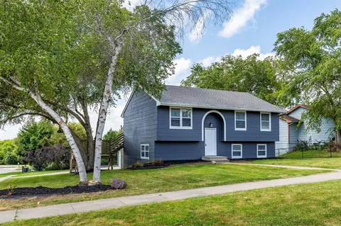 8638 Warren Dr, Des Moines, IA 50315