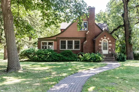 5900 Walnut Hill Dr, Des Moines, IA 50312