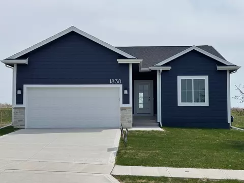 1838 Silver Maple Dr, Norwalk, IA 50211