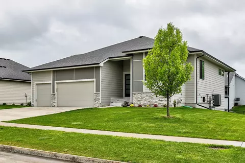 390 NE Bobcat Dr, Waukee, IA 50263