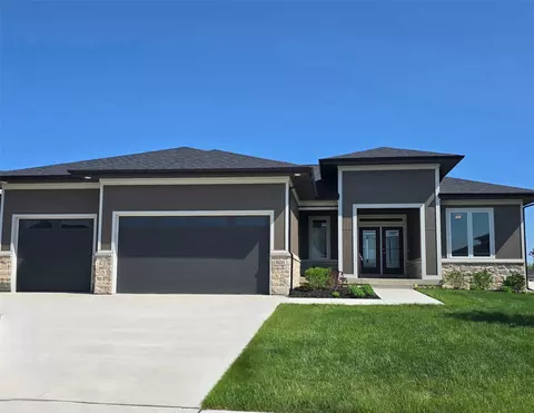 16211 Goodman Dr, Urbandale, IA 50323