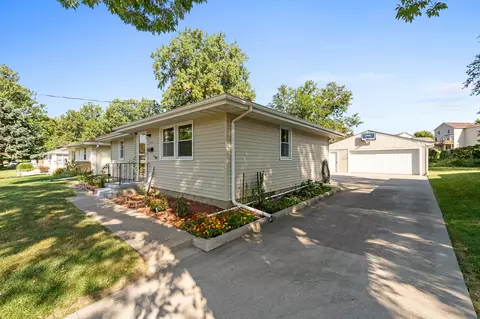 3021 Bel Aire Rds, Des Moines, IA 50310