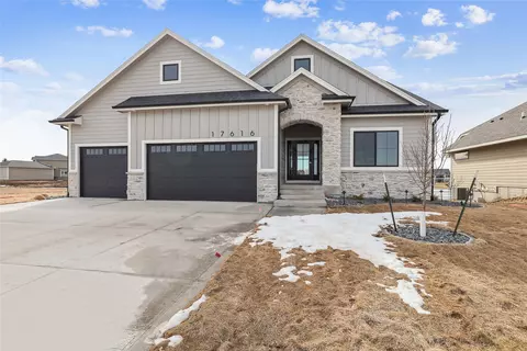 17616 Oakwood Dr, Urbandale, IA 50323