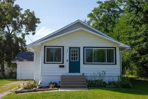 910 Emma Ave, Des Moines, IA 50315