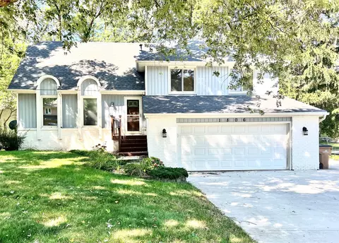 1806 NW 104th St, Clive, IA 50325