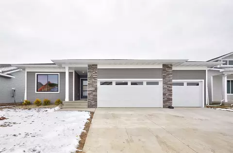 9756 Thorton Dr, Johnston, IA 50131