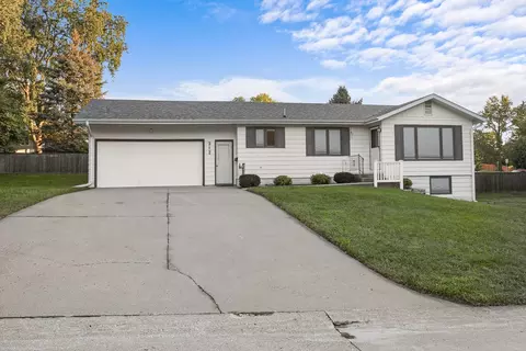 312 Jackson St, Pella, IA 50219