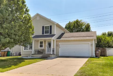 9272 Kingman Dr, West Des Moines, IA 50266