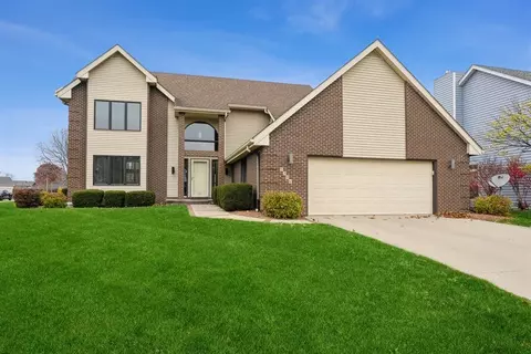 5936 S Winwood Dr, Johnston, IA 50131